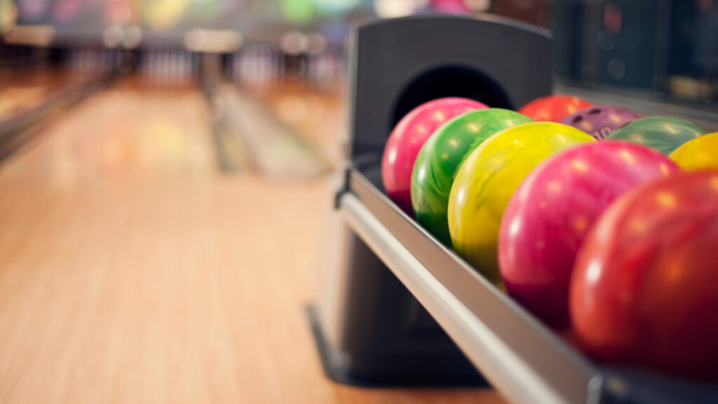Boules de bowling colorées au bord d’une piste